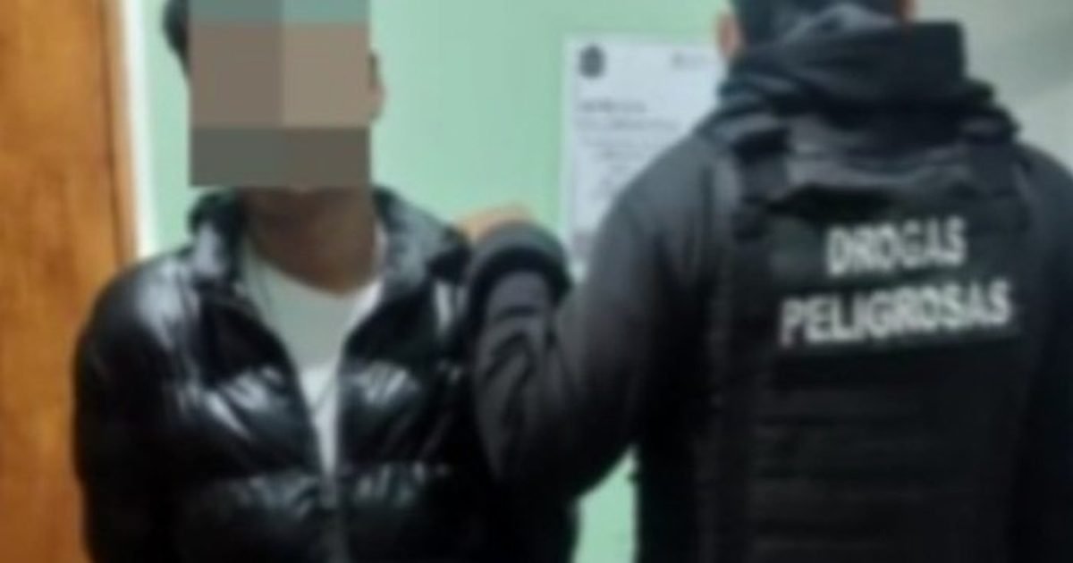 Hombre demorado con dosis de droga