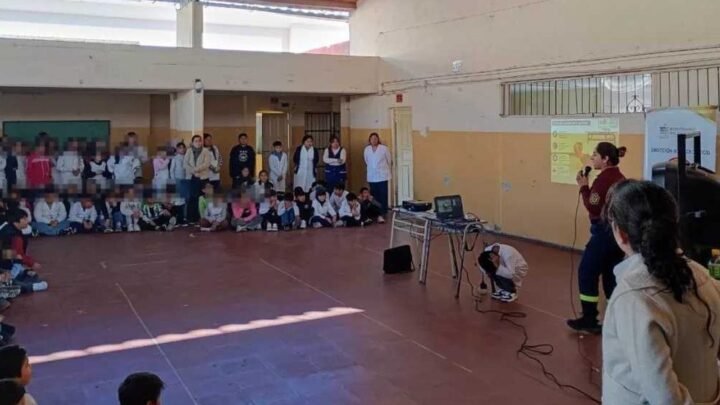Bomberos Policía brindaron capacitación prevención sísmica