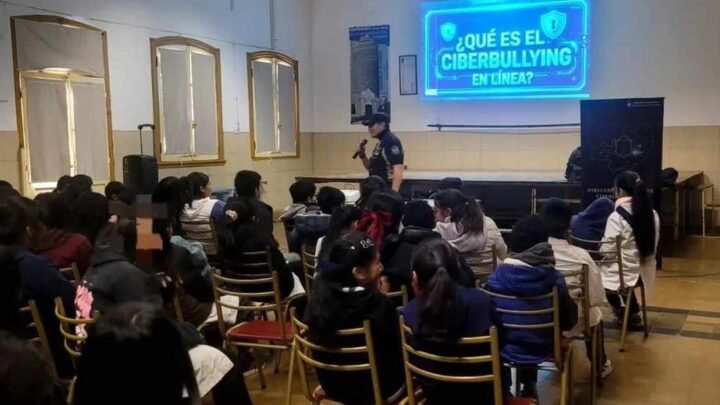 Capacitan estudiantes uso seguro internet redes