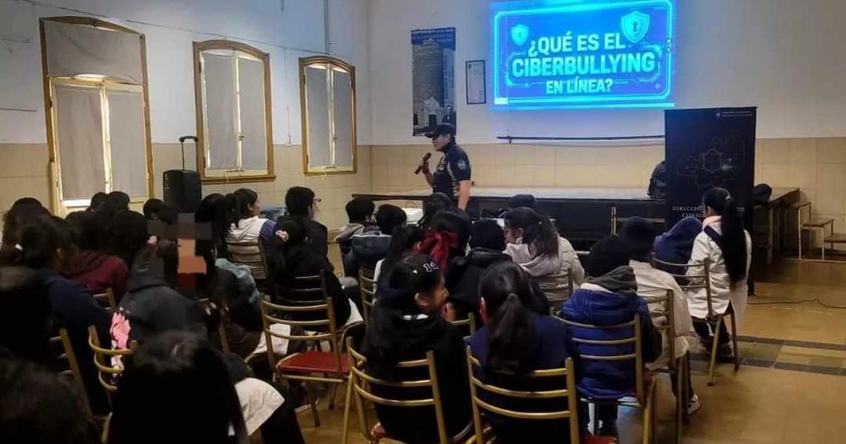 Capacitan estudiantes uso seguro internet redes