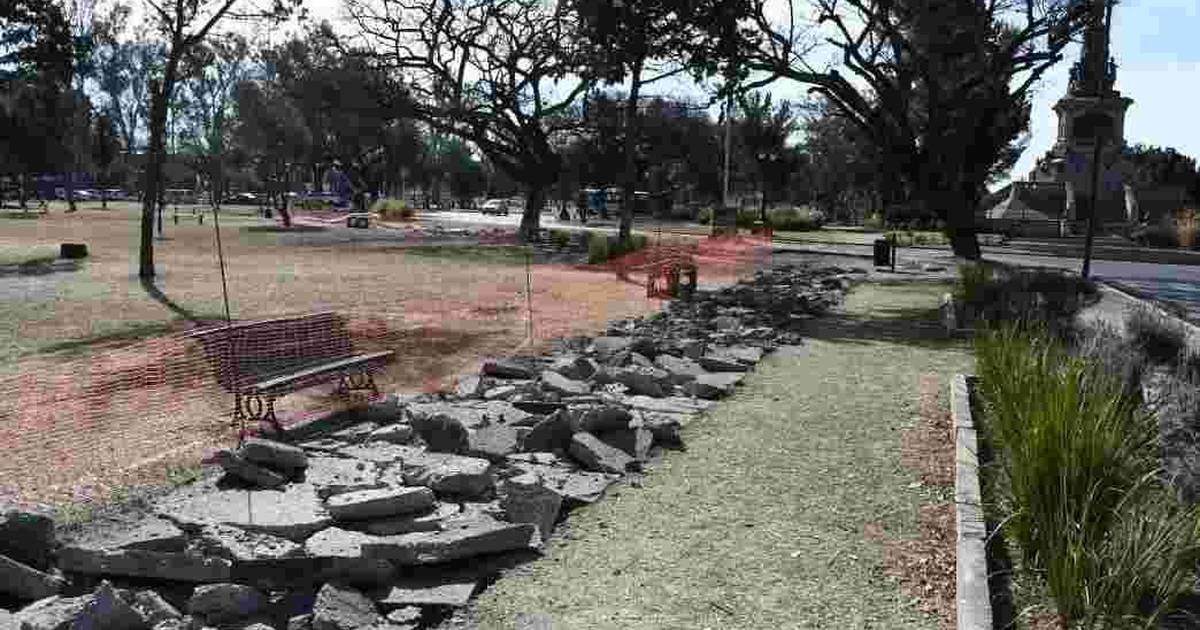 Municipalidad reconstruye caminerías Parque 20 Febrero