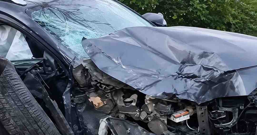 Accidente en Villa San Lorenzo: una camioneta chocó contra árboles y de milagro no ocurrió una tragedia