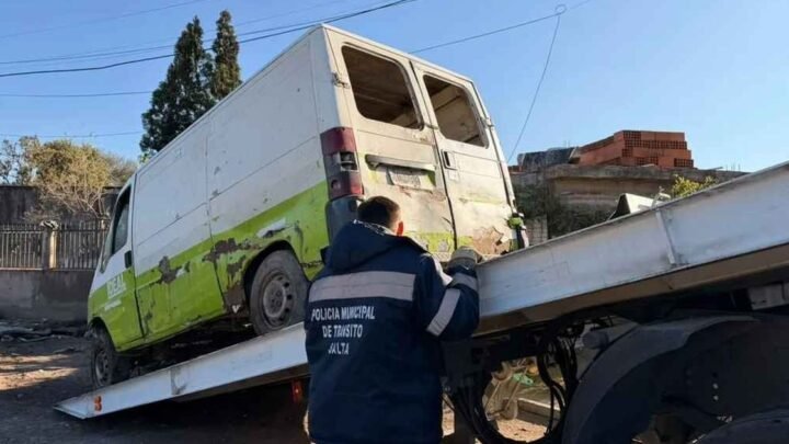 camioneta abandonada en 20 de Junio