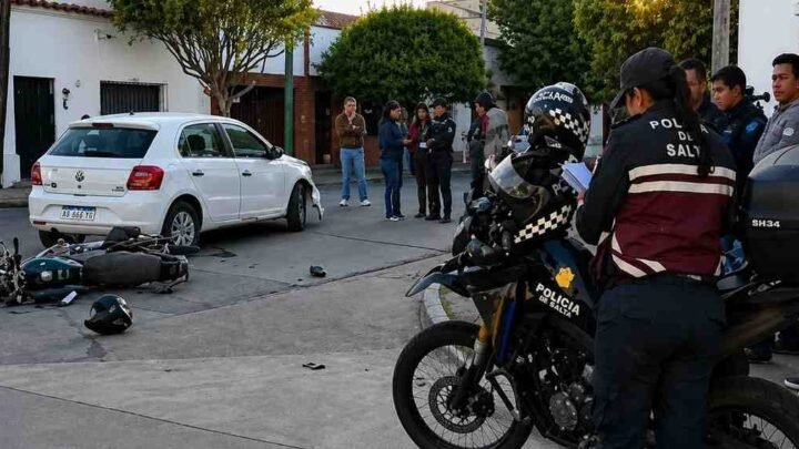 Choque entre un auto y una moto dejó dos personas heridas en una esquina de Salta