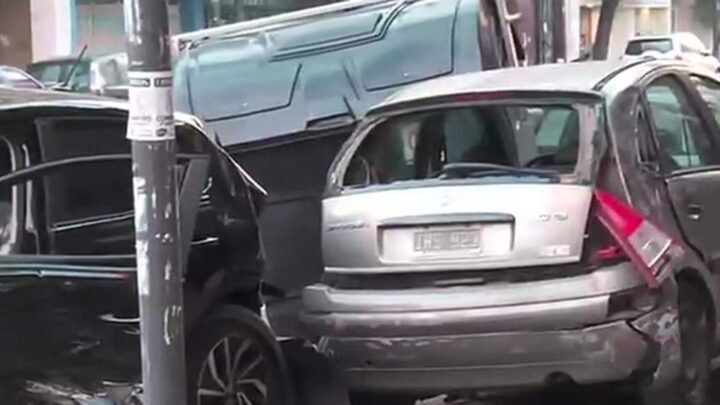 choque en Almagro múltiple conductor alcoholizado cruzó rojo embistió auto aplicación
