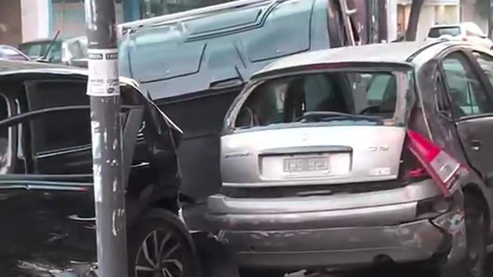 choque en Almagro múltiple conductor alcoholizado cruzó rojo embistió auto aplicación
