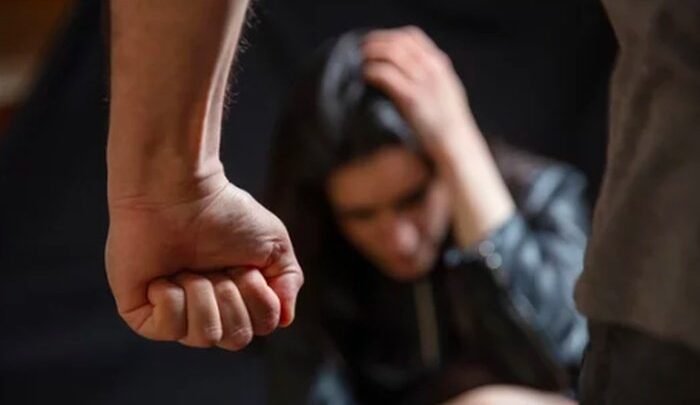 Condenan a un hombre por agredir a su expareja y atacar a la policía que la protegía
