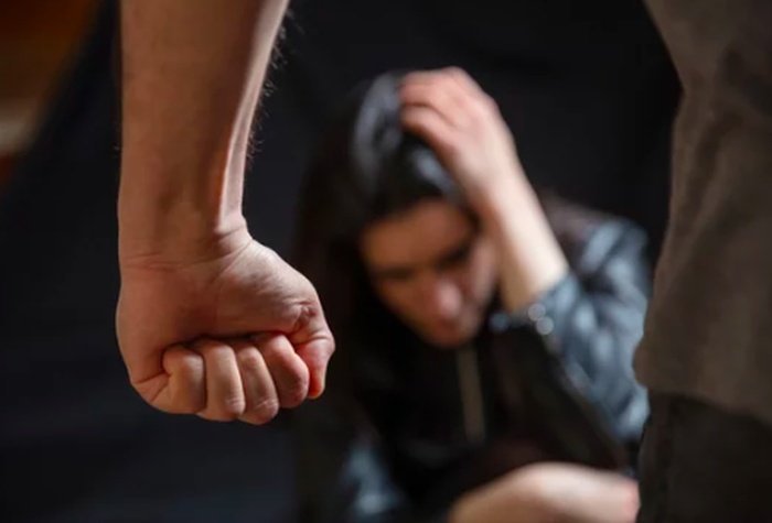 Condenan a un hombre por agredir a su expareja y atacar a la policía que la protegía