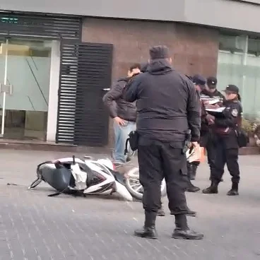 Mujer motociclista herida tras siniestro vial en el centro salteño