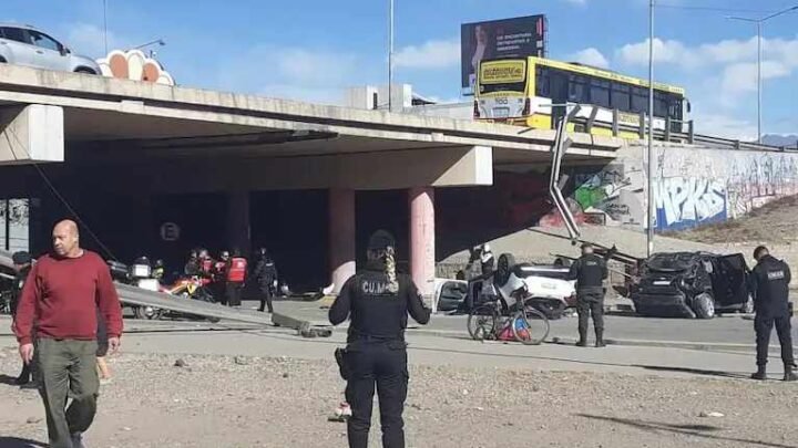 Dos autos cayeron de un puente en Mendoza: una persona murió, dos chicos tuvieron que ser rescatados y hubo otros tres