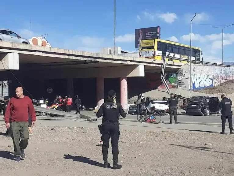 Dos autos cayeron de un puente en Mendoza: una persona murió, dos chicos tuvieron que ser rescatados y hubo otros tres