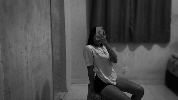 El calvario de una joven que abrió un OnlyFans para pagar deudas: videos sexuales explícitos y chats amenazantes