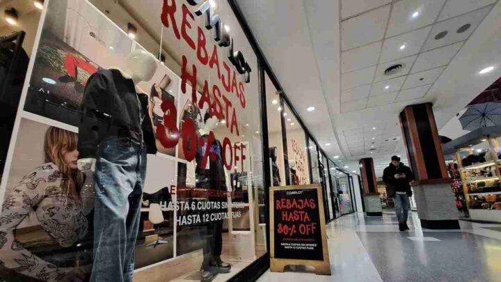 El consumo en shoppings registró su caída más pronunciada en casi un año mientras se frena la recuperación en supermercados