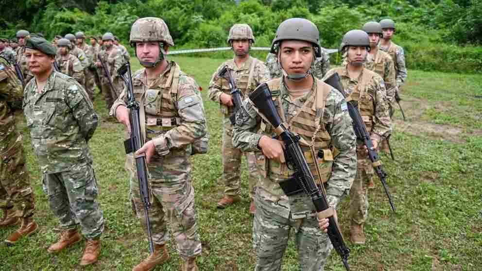El Gobierno anunciará un aumento para sueldos de militares y fuerzas de seguridad