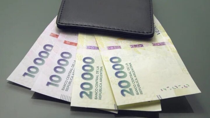 El Gobierno oficializará el aumento del salario mínimo: llegará a $437.000 en abril del año que viene