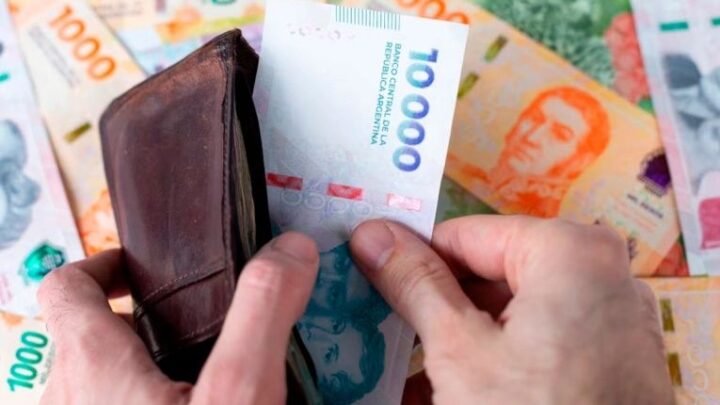El salario privado volvió a perder contra la inflación y quedó por debajo de noviembre de 2023