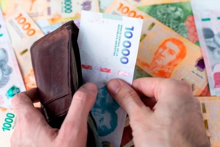 El salario privado volvió a perder contra la inflación y quedó por debajo de noviembre de 2023