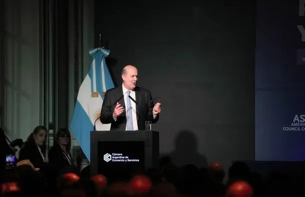 Federico Sturzenegger admite la caída del empleo asalariado formal pero rechaza un rescate para morosos