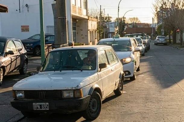 Filas interminables para cargar GNC: por qué faltó gas y hasta cuándo seguirán las restricciones