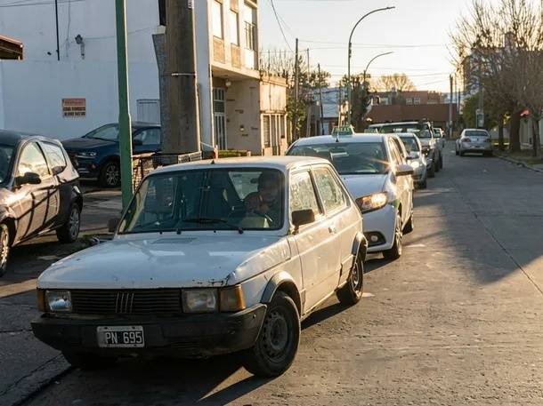 Filas interminables para cargar GNC: por qué faltó gas y hasta cuándo seguirán las restricciones
