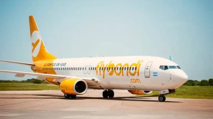 Flybondi lleva 12 días sin volar y su web quedó inactiva: 700 exempleados sin indemnización y embargo millonario