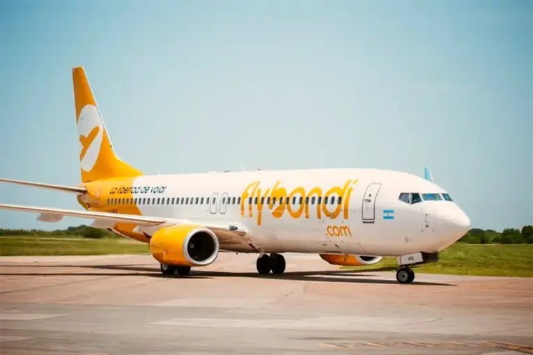 Flybondi lleva 12 días sin volar y su web quedó inactiva: 700 exempleados sin indemnización y embargo millonario