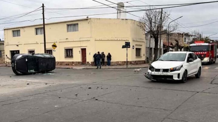 choque en Salta Violento vuelco macrocentro vehículo terminó costado