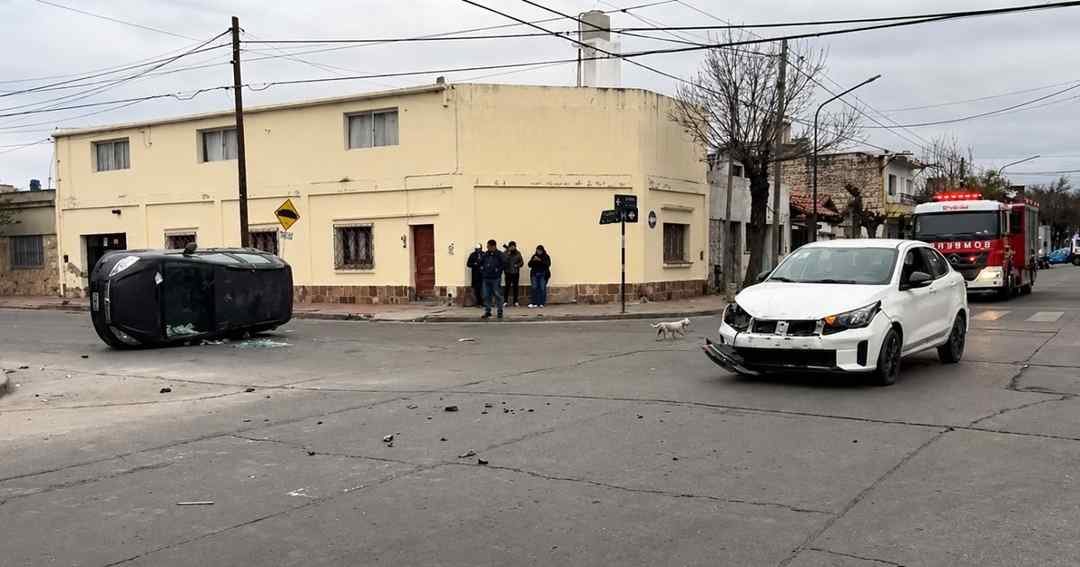 choque en Salta Violento vuelco macrocentro vehículo terminó costado