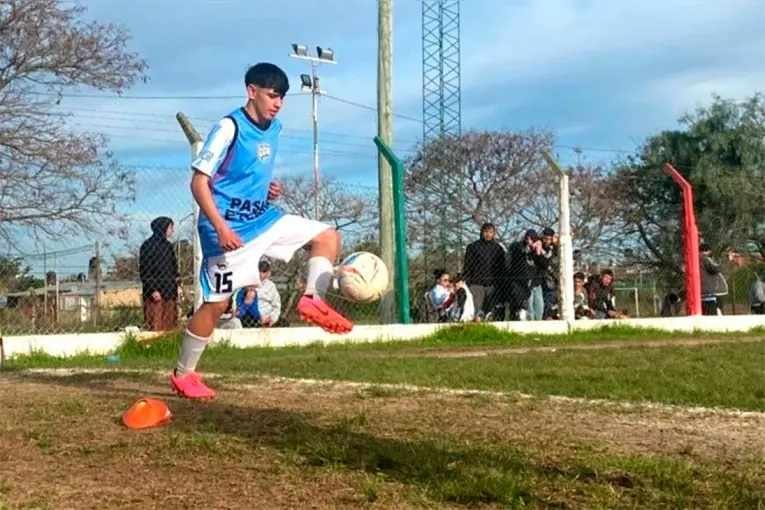 Futbolista de 18 años se descompensó durante un partido en Concordia y está en terapia intensiva