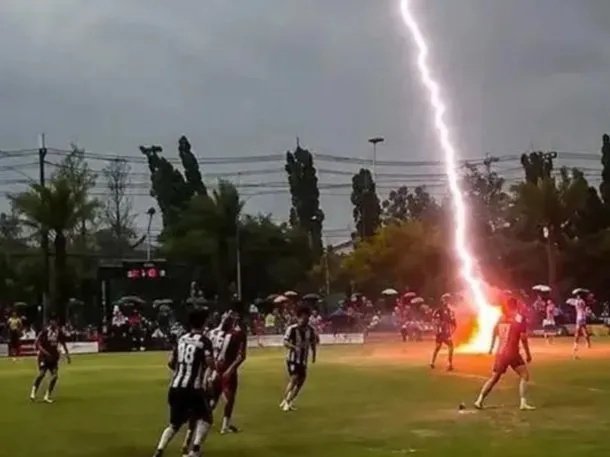 Horror: un jugador de fútbol murió fulminado por un rayo y el momento fue grabado desde las gradas