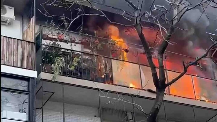 Incendio en un edificio lindero a la casa de Cristina Kirchner: dos personas fueron trasladadas por inhalación de humo