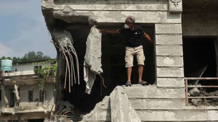 Indignación en Nepal: detuvieron a dos hombres que robaron a una víctima de las inundaciones