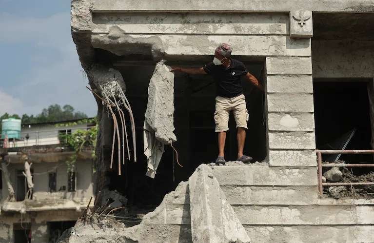 Indignación en Nepal: detuvieron a dos hombres que robaron a una víctima de las inundaciones