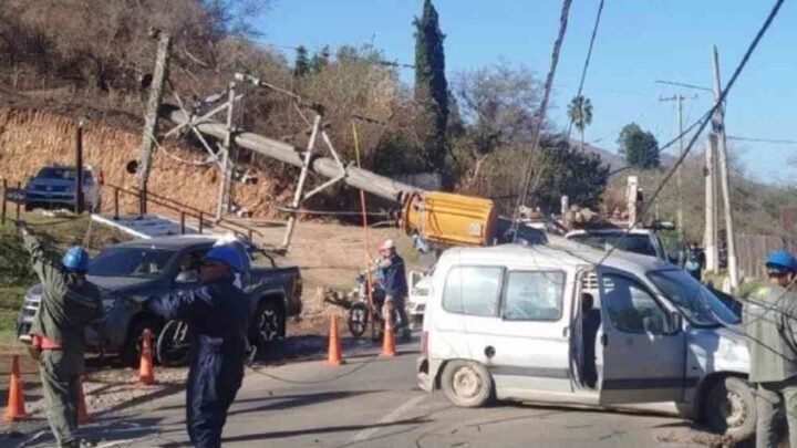 Investigan el choque que derribó un poste de media tensión