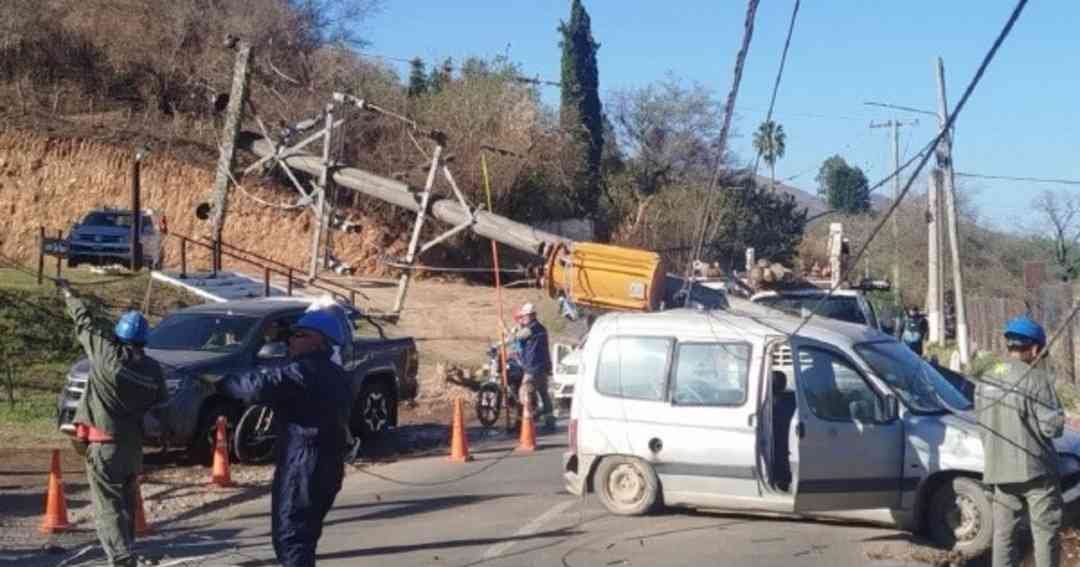 Investigan el choque que derribó un poste de media tensión