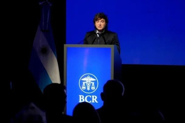Milei minimiza la crisis económica y atribuye la morosidad familiar a la compra de televisores para el Mundial