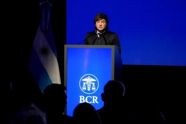 Milei minimiza la crisis económica y atribuye la morosidad familiar a la compra de televisores para el Mundial