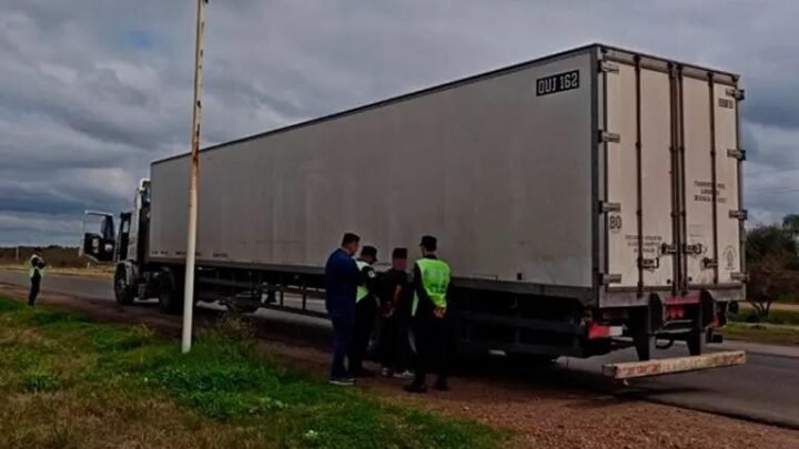 Hallaron a una joven desaparecida en el interior de un camión y detuvieron al conductor
