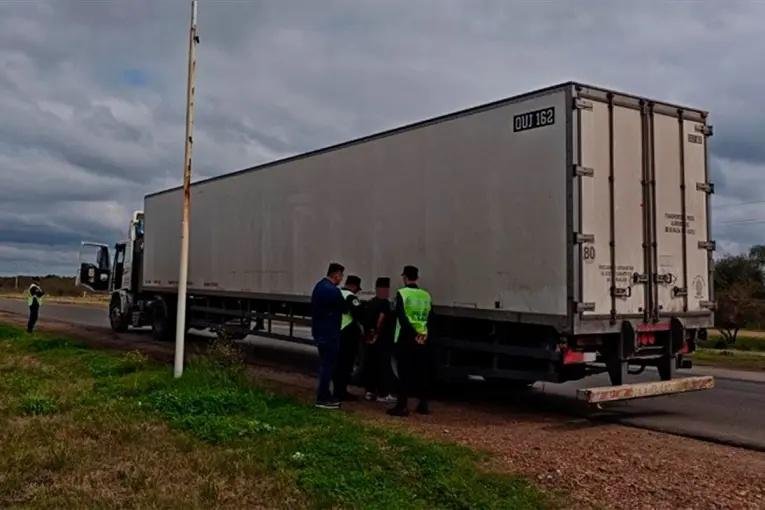 Hallaron a una joven desaparecida en el interior de un camión y detuvieron al conductor