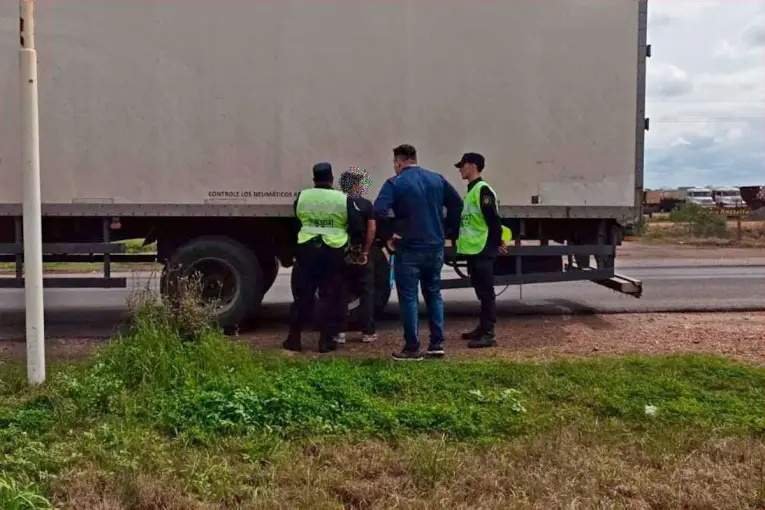 Localizaron a una joven desaparecida en un camión y liberaron al conductor tras confirmar que viajaba por voluntad propia