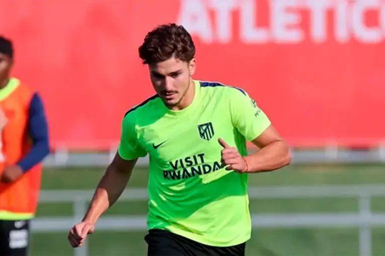 La alternativa legal que podría usar Julián Álvarez para dejar Atlético de Madrid y llegar al Barcelona