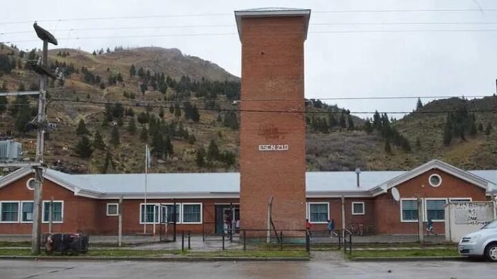 amenaza escuela Esquel Alarma hallazgo muerte contra docentes