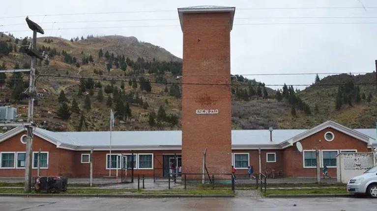 amenaza escuela Esquel Alarma hallazgo muerte contra docentes