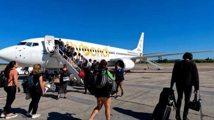 Más de 700 ex trabajadores de Flybondi siguen sin cobrar indemnizaciones y acuerdos de retiro voluntario