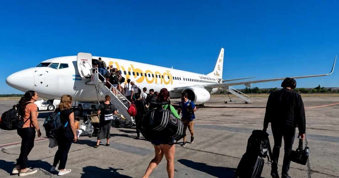 Más de 700 ex trabajadores de Flybondi siguen sin cobrar indemnizaciones y acuerdos de retiro voluntario