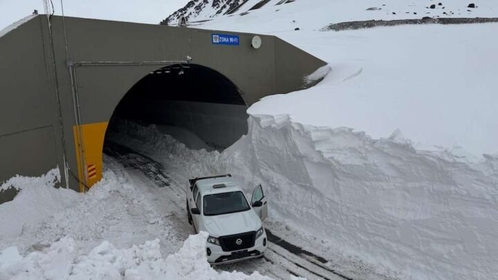 Miles de camiones siguen varados en la frontera con Chile y alertan por nuevas nevadas fuertes en la zona