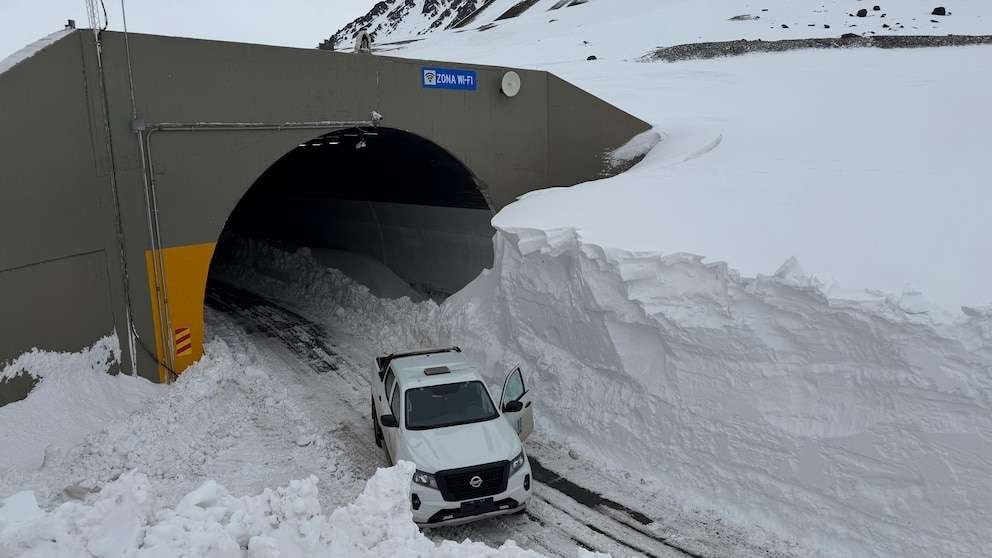 Miles de camiones siguen varados en la frontera con Chile y alertan por nuevas nevadas fuertes en la zona