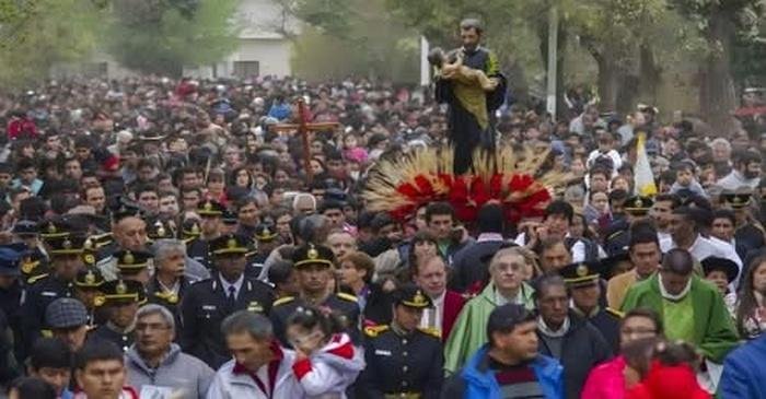 Miles de fieles acompañaron la procesión de San Cayetano en Salta