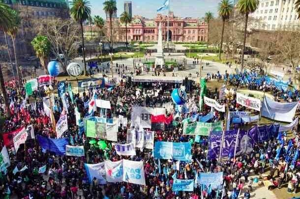 Miles marcharon en Plaza de Mayo por San Cayetano bajo la consigna "paz, pan, tierra, techo y trabajo"