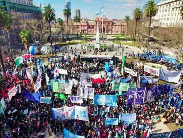 Miles marcharon en Plaza de Mayo por San Cayetano bajo la consigna "paz, pan, tierra, techo y trabajo"